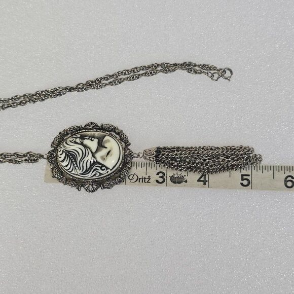 1970s Resin Cameo Black White Pendant Necklace Tassel Silver Tone Vintage - Picture 10 of 14